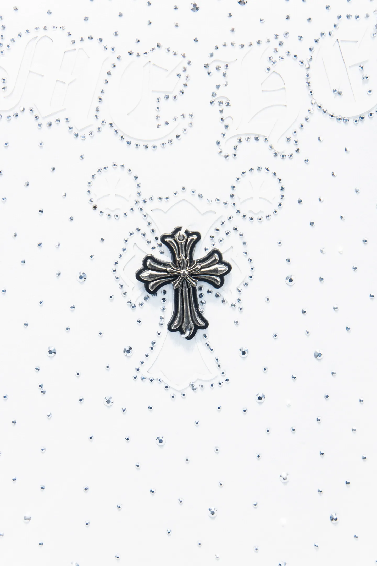 P190 🆕Chrome hearts 25ss os version is really charming and Chrome Hearts is really a must-have. Each season's new version is made to the extreme. It is very practical and can be worn casually. Nice✔️ - ⚠️100% cotton. It is made of 32-count double yarn, 260-gram weight fabric and imported knitted needle carded cotton. It has moderate thickness, drape and contour, and the upper body is comfortable! ! It is very tolerant to fat body types and can instantly lose five pounds after wearing it!  Specially ordered many Austrian hot diamonds, which have the bling bling effect of natural crystals under the light, with multi-faceted reflective points, and the production cost is extremely high. The laser molding includes a computer engraving machine and a laser machine, which are accurate in units of particles. Finally, it is hot and set at high temperature. After the hot ironing, the firmness needs to be tested repeatedly on the hot stamping. It can show colorful reflections under the light. The collar webbing extends to the shoulder for reinforcement, and the stitching at the connection point. The hem and cuffs are all made of 0.2mm stitch double-thread stitching. They are carefully produced at a high cost. The attitude of making goods with a magnifying glass restores the quality and effect of the product. The full set of customized accessories only presents every detail to the customer. Printing with film printing, 50,000 positioning, which is very time-consuming. The addition of handmade elements to the body greatly increases the interest of the clothing; unique visual effects. After special treatment, a unique effect is formed. An irregular hem is added to the version. This year's Kroxin is the main version. In the past two years, the oversize version has become the focus of the trend and has been a popular staple in the past two years. The change of designers has made this brand an instant hit. The progressive fashion of the times also needs the blood impact of fresh elements and trendy designs in order to continue its glory! It’s stylish both inside and outside, a must-have for high street travel! An absolute "eye-catching style" that can match couples 💏 Color: Black White Size: S M L XL